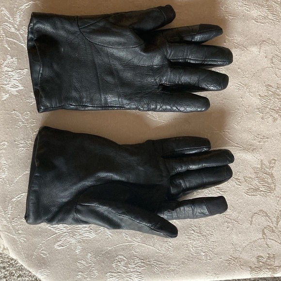 Cashmere lined black leather gloves 🧤 - Picture 3 of 6